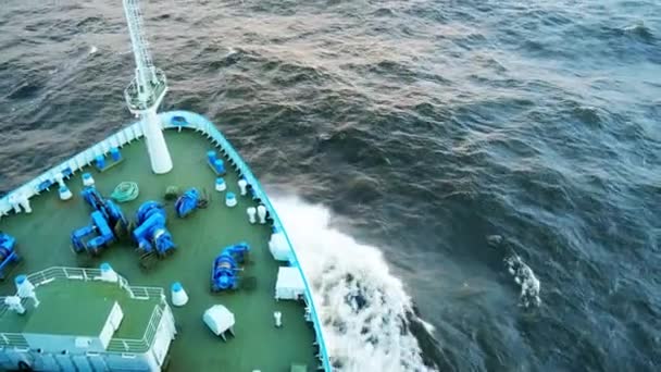 Морські штормові хвилі розриваються на носі корабля. Берегова охорона під час шторму в океані.. — стокове відео