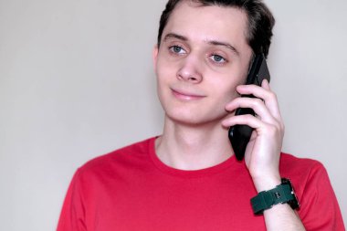 Mutlu bir adam arkadaşlarıyla iletişim kurmak için akıllı telefon kullanır..