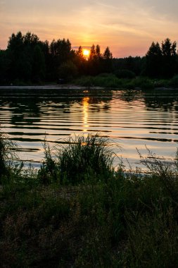 Volga Nehri 'nde ılık yaz günbatımı