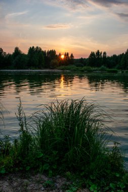 Volga Nehri 'nde ılık yaz günbatımı