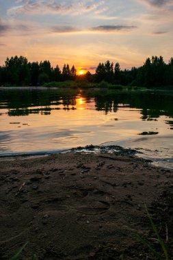 Volga Nehri 'nde ılık yaz günbatımı