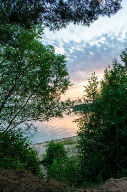 Volga Nehri 'nde ılık yaz günbatımı