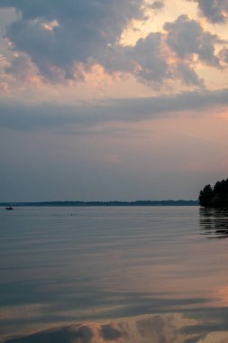 Volga Nehri 'nde ılık yaz günbatımı