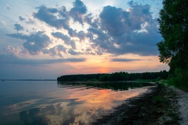 Volga Nehri 'nde ılık yaz günbatımı
