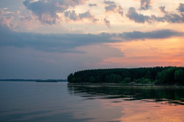 Volga Nehri 'nde ılık yaz günbatımı