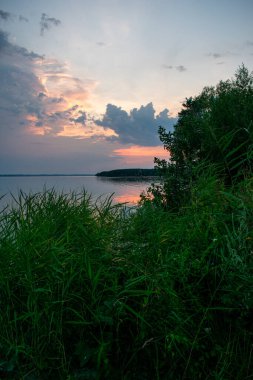 Volga Nehri 'nde ılık yaz günbatımı