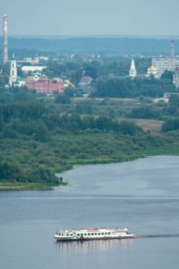 Volga Nehri boyunca küçük bir gemi yol alır.