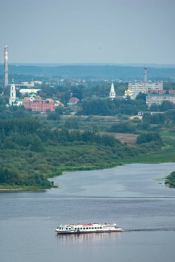 Volga Nehri boyunca küçük bir gemi yol alır.
