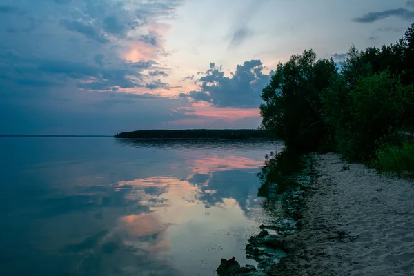 伏尔加河上温暖的夏日落日 — 图库照片