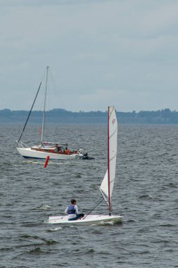 Volga Nehri 'nde çocuk yelkenli yarışı.