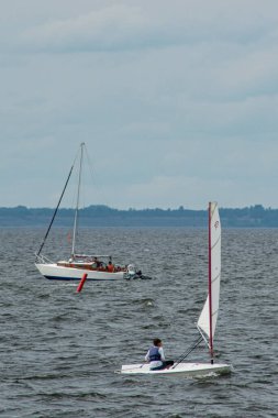 Volga Nehri 'nde çocuk yelkenli yarışı.