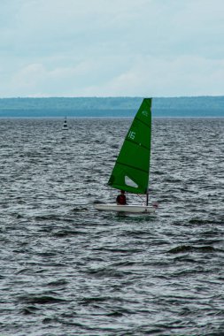 Volga Nehri 'nde çocuk yelkenli yarışı.
