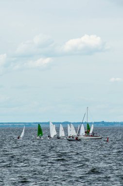 Volga Nehri 'nde çocuk yelkenli yarışı.