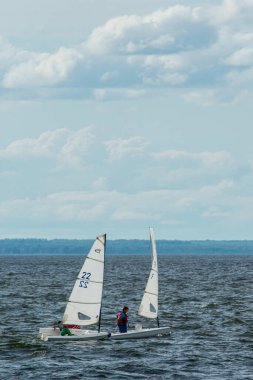 Volga Nehri 'nde çocuk yelkenli yarışı.