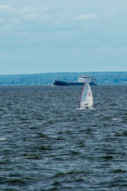 Volga Nehri 'nde çocuk yelkenli yarışı.