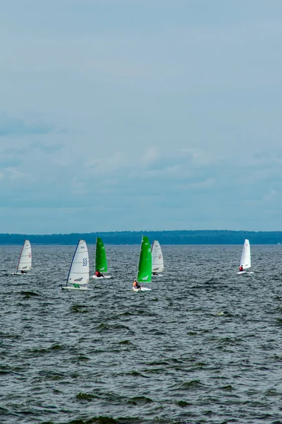 伏尔加河上的儿童帆船比赛 — 图库照片