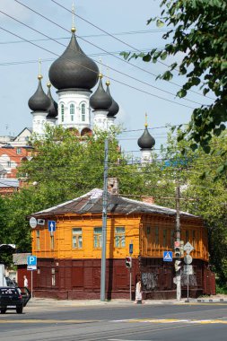 Eski kasabanın sokağındaki ahşap ev ve kilise.