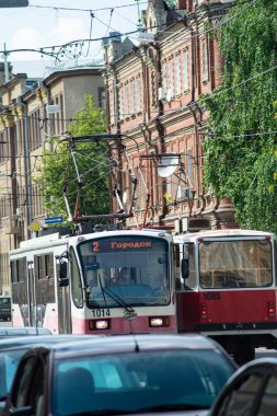 Tramvay şehir caddesi boyunca ilerliyor.