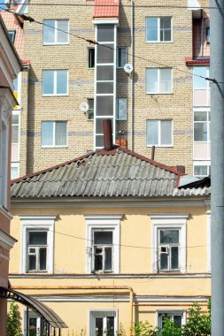 Şehirde eski güzel bir ev.