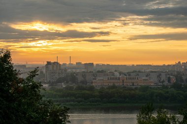 Gün batımında Nizhny Novgorod panoraması