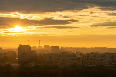 Gün batımında Nizhny Novgorod panoraması