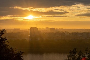 Gün batımında Nizhny Novgorod panoraması