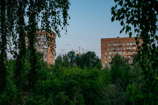 Chiesa Ortodossa Case Tra Gli Alberi — Foto Stock