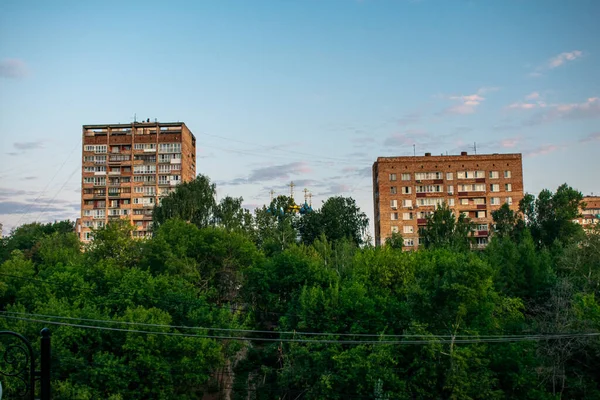 Православна Церква Будинки Серед Дерев — стокове фото