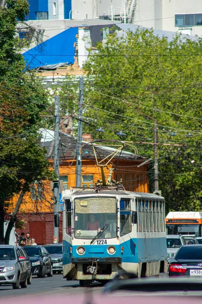 Трамвай Движется Улице Города — стоковое фото
