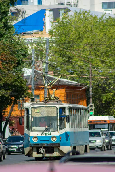 トラムは街の通りを移動します — ストック写真