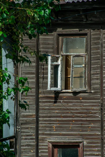 古い木造二階建ての家 — ストック写真