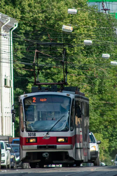 Straßenbahn Fährt Durch Die Straßen Der Stadt — Stockfoto