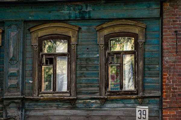 Okna Historickém Dřevěném Domě — Stock fotografie