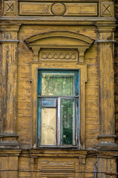 歴史的な木造の家の窓は — ストック写真