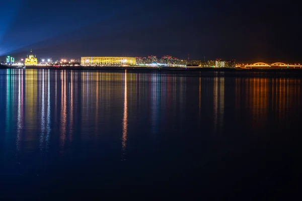 Nachts Spiegelt Sich Die Illumination Der Stadt Wasser — Stockfoto