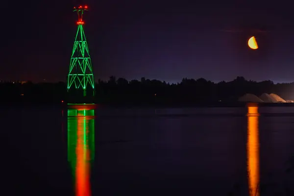 Освітлення Міста Відбивається Воді Вночі — стокове фото