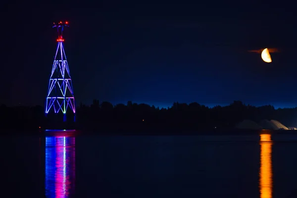 城市的照明反映在夜间的水中 — 图库照片