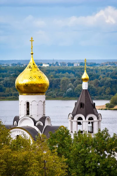 Cerkiew Nad Brzegiem Rzeki — Zdjęcie stockowe