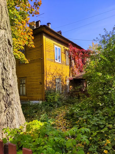 Alte Holzhäuser Der Herbststadt — Stockfoto