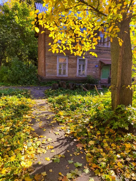 Stare Drewniane Domy Jesiennym Mieście — Zdjęcie stockowe
