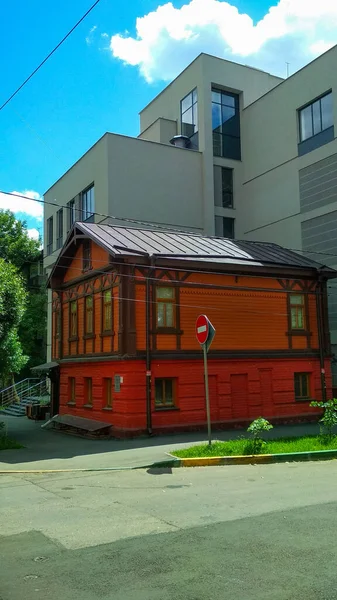 Holzhaus Auf Dem Hintergrund Eines Modernen — Stockfoto