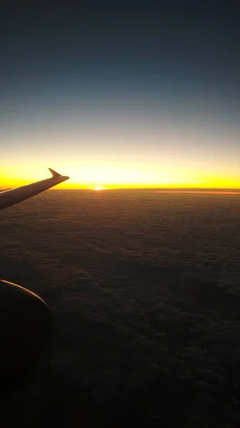 航空機の窓からの夜明けの眺め — ストック写真