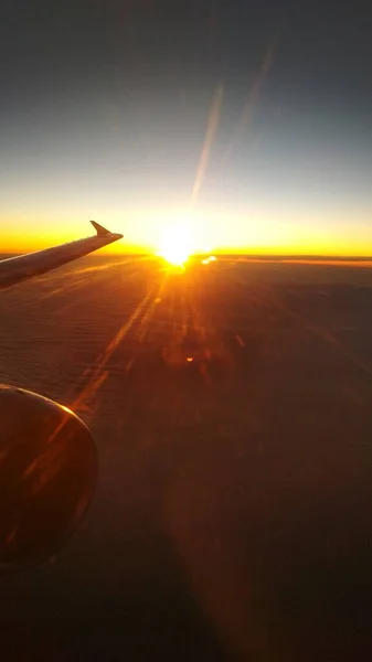 航空機の窓からの夜明けの眺め — ストック写真