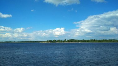 Volga Nehri boyunca küçük bir motorlu gemi yol alıyor.