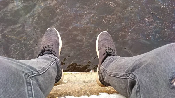 水の背景に足をつけ — ストック写真