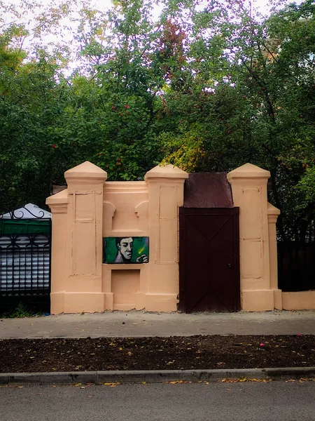 Picture Hangs Fence Street City — Stock Photo, Image