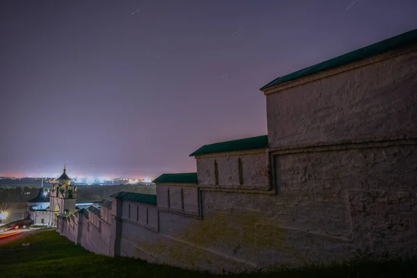 星空の下のお寺の壁 — ストック写真