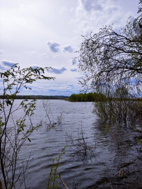 Nehir baharda taştı.