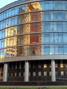 Ev başka bir evin camlarına yansıyor.