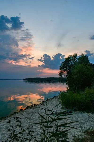 伏尔加河上色彩艳丽的落日 — 图库照片
